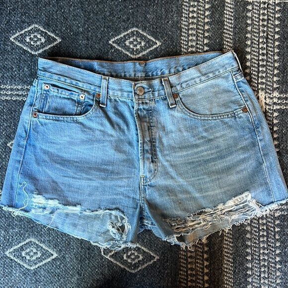 Levi Cut Off Shorts, 501 New with Tags, Light Denim Shorts Distressed - Picture 3 of 5